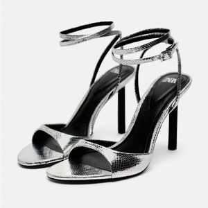 NWOT HEELED ANKLE STRAP SANDALS